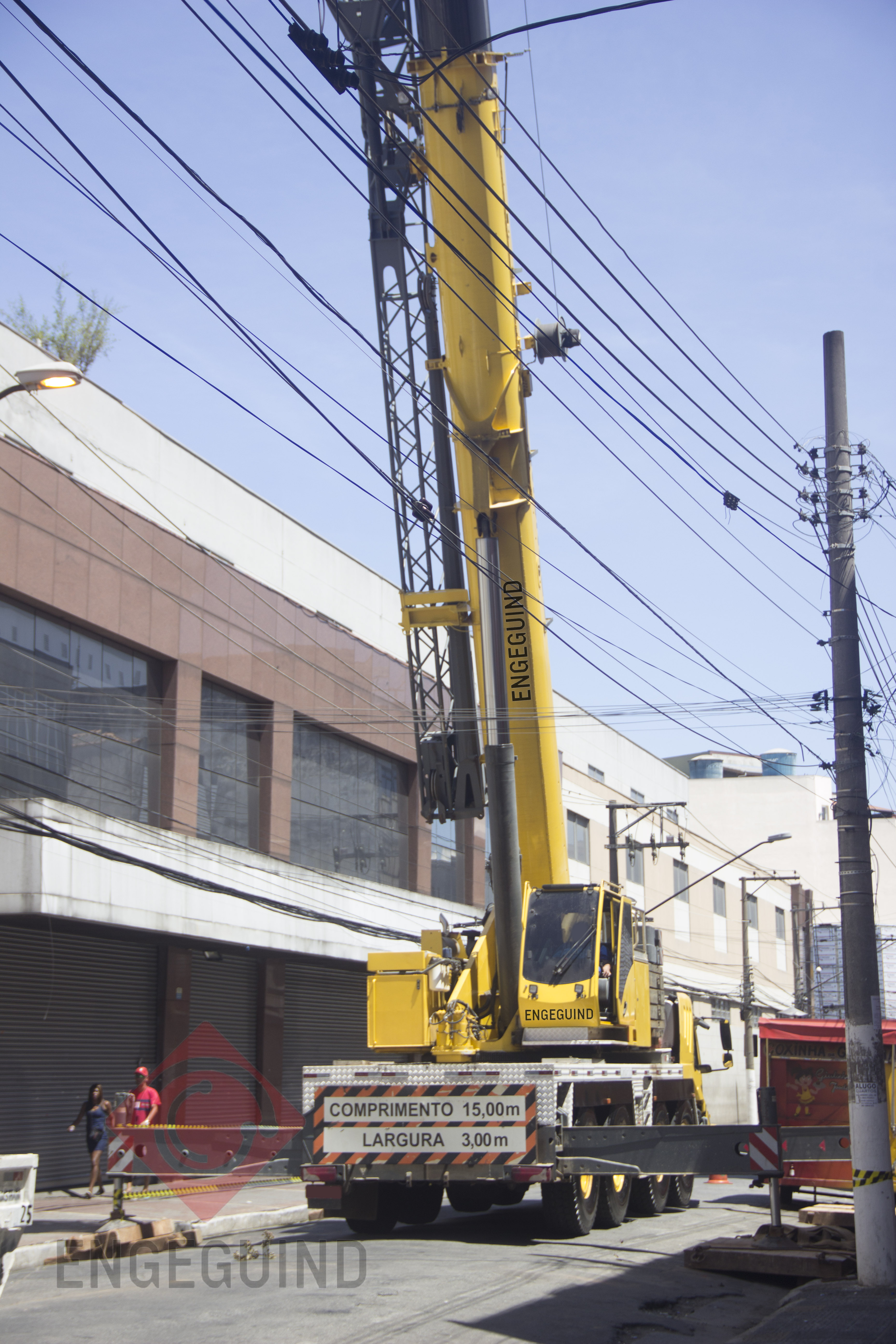 Guindaste ENG 100-100 Capacidade de 100 toneladas, Lança telescópica de 60 metros com jib de 22 metros e alcance vertical de 82 metros Imagem