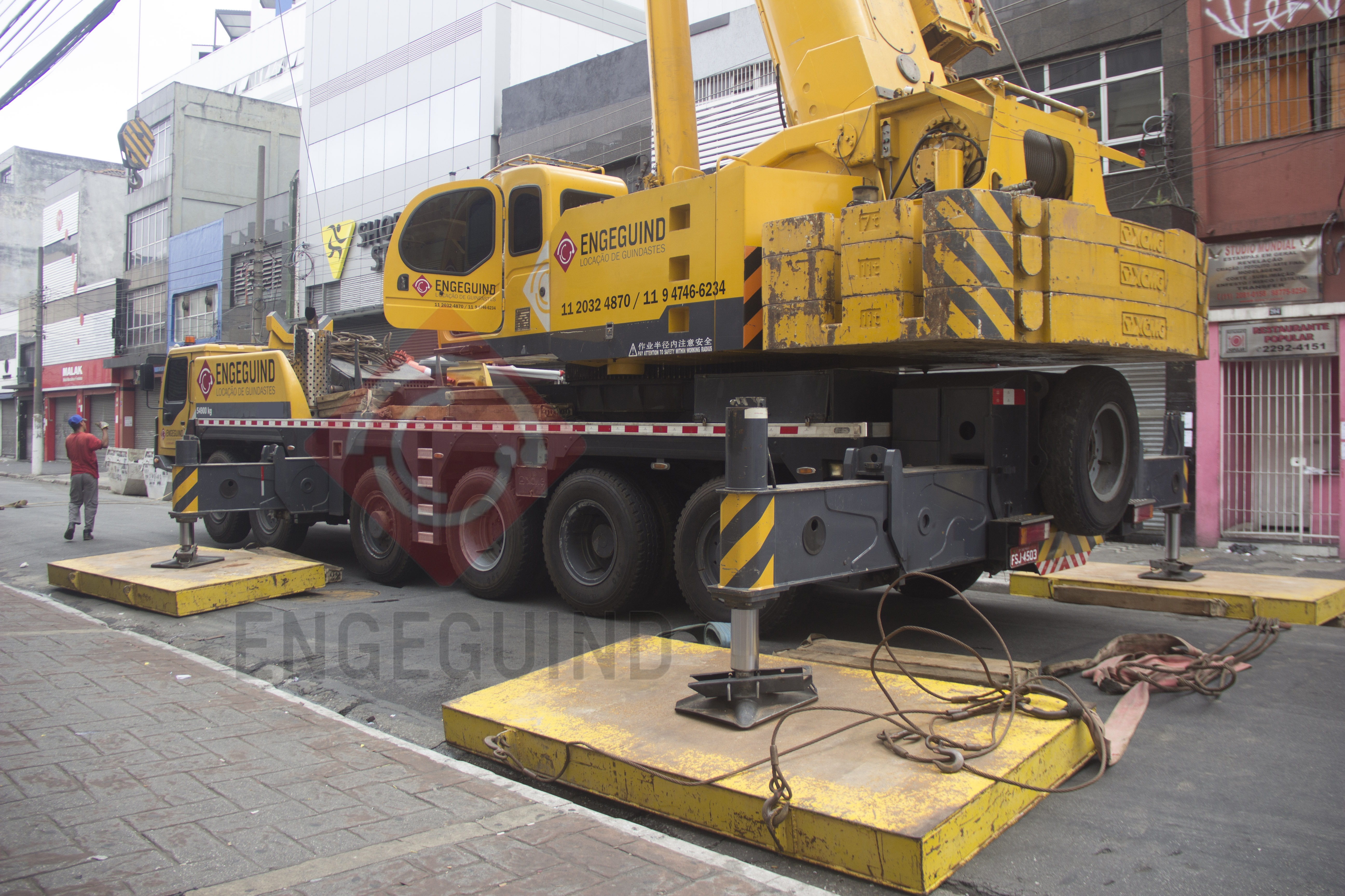 Guindaste ENG 240-240 Capacidade de 240 toneladas, Lança telescópica de 72 metros com jib de 38 metros e alcance vertical de 110 metros Imagem