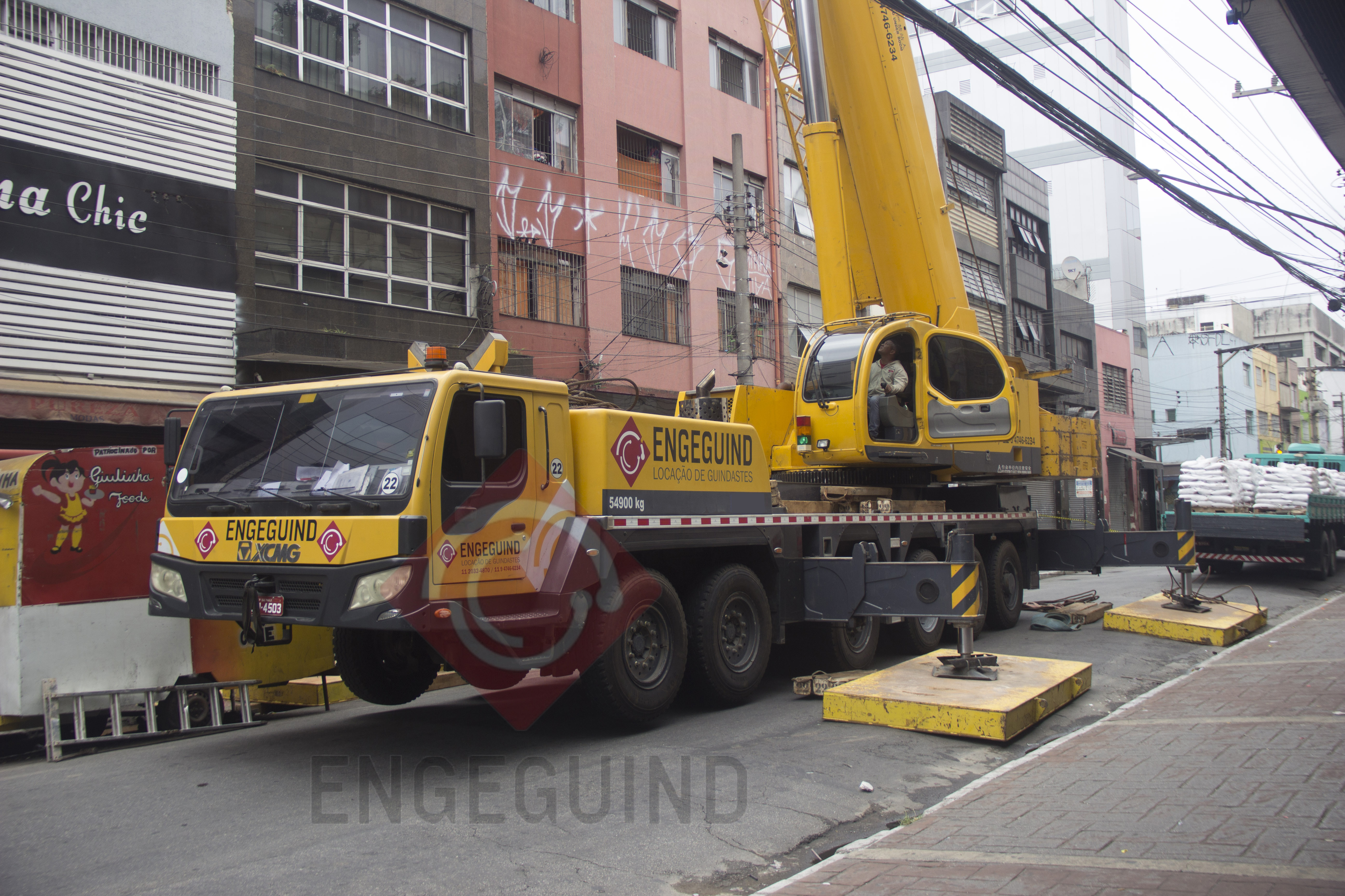 Guindaste ENG 240-240 Capacidade de 240 toneladas, Lança telescópica de 72 metros com jib de 38 metros e alcance vertical de 110 metros Imagem