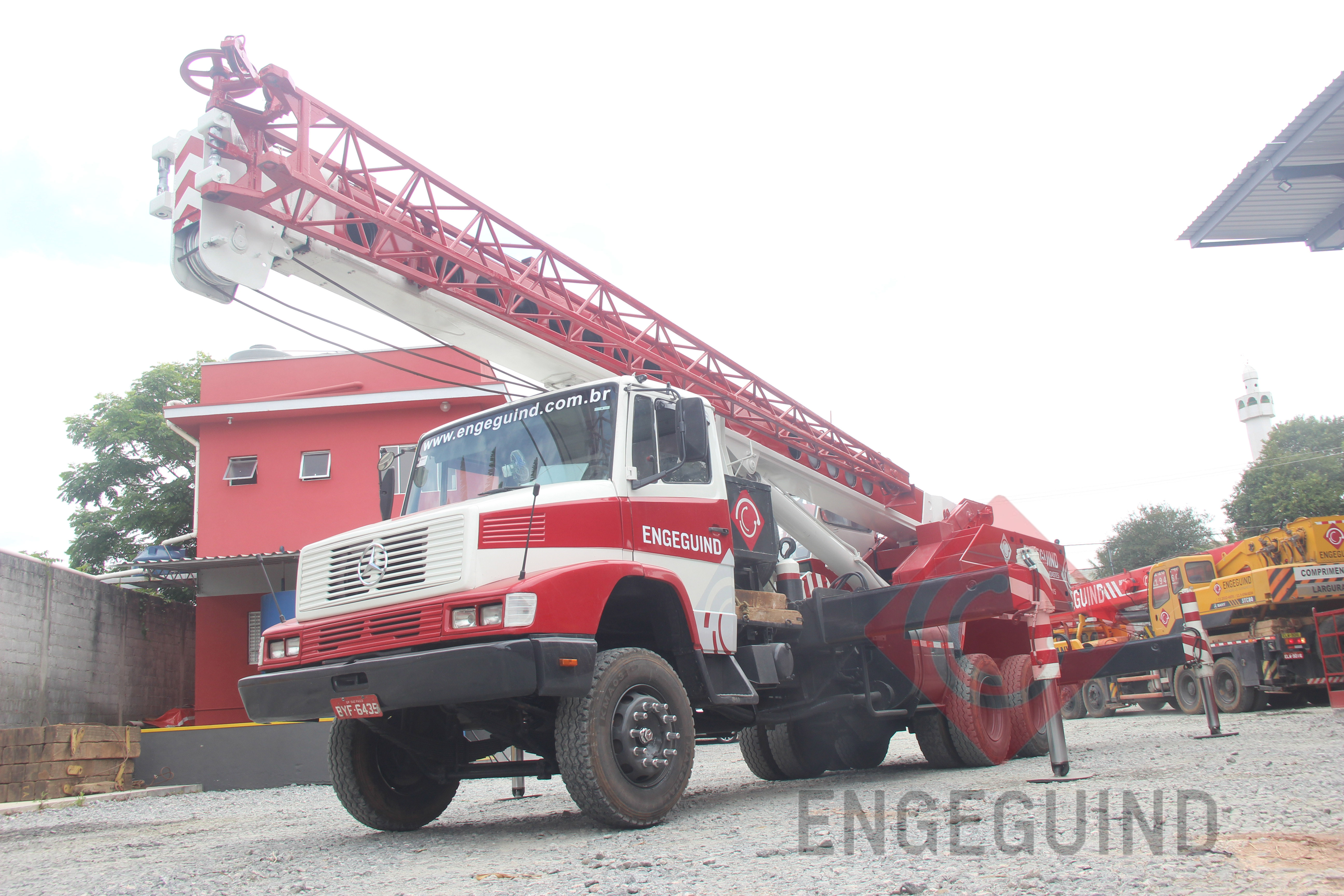 Guindaste ENG 25-25 Capacidade de 25 toneladas, Lança telescópica de 23 metros com jib de 8 metros e alcance vertical de 31 metros Imagem