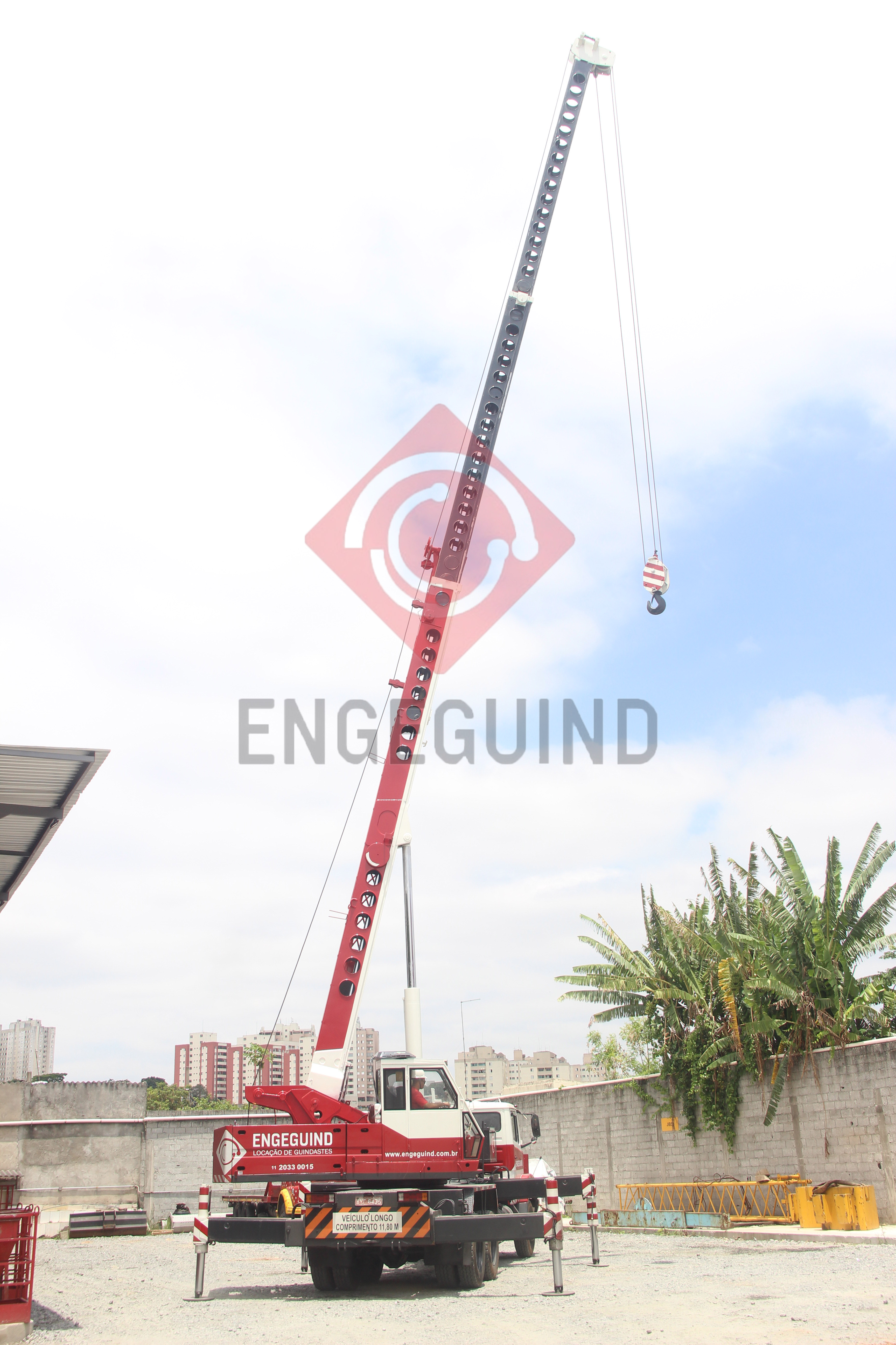 Guindaste ENG 25-25 Capacidade de 25 toneladas, Lança telescópica de 23 metros com jib de 8 metros e alcance vertical de 31 metros Imagem