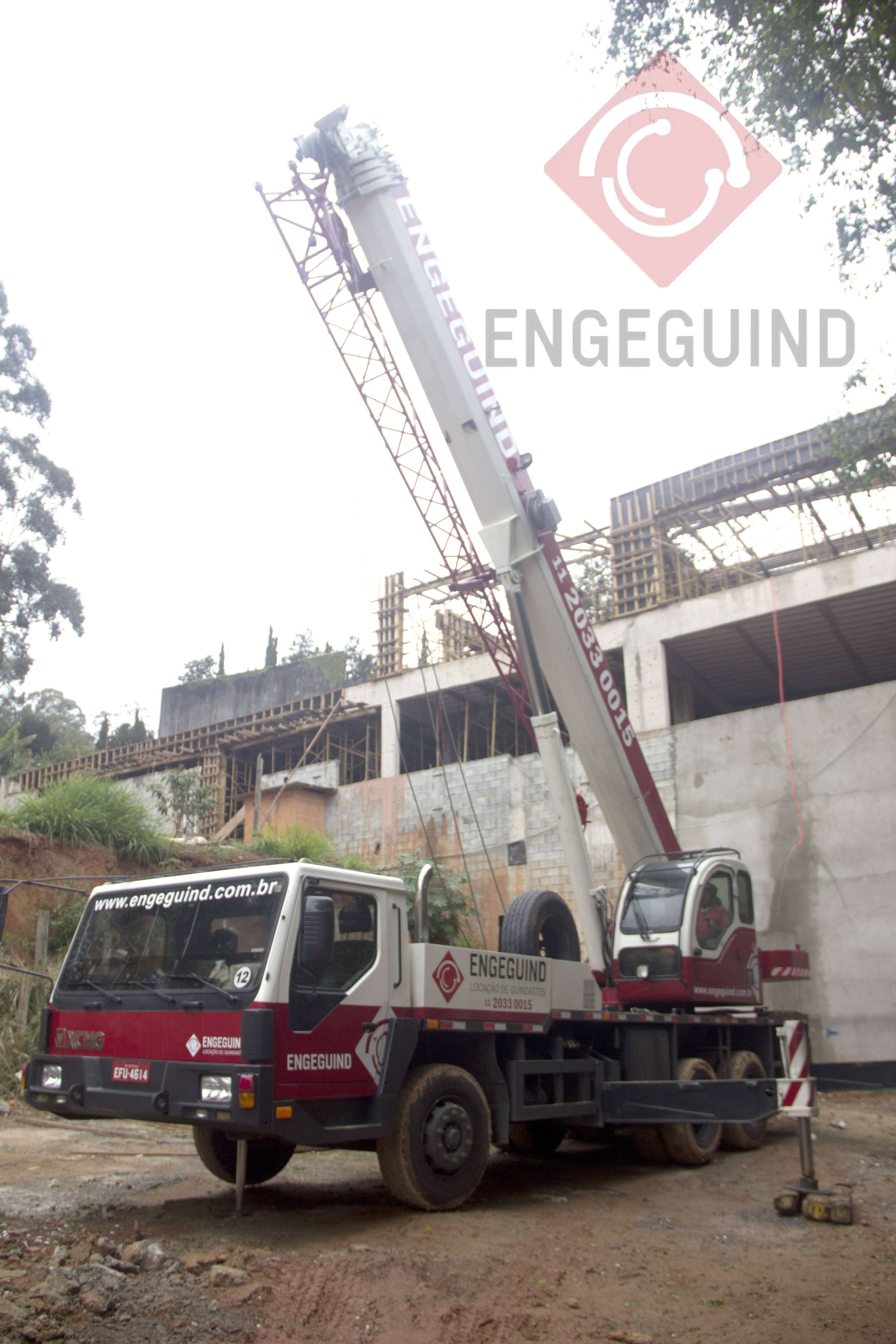 Guindaste ENG 30-40 Capacidade de 30 toneladas, Lança telescópica de 38,5 metros com jib de 8,3 metros e alcance vertical de 46,8 metros Imagem