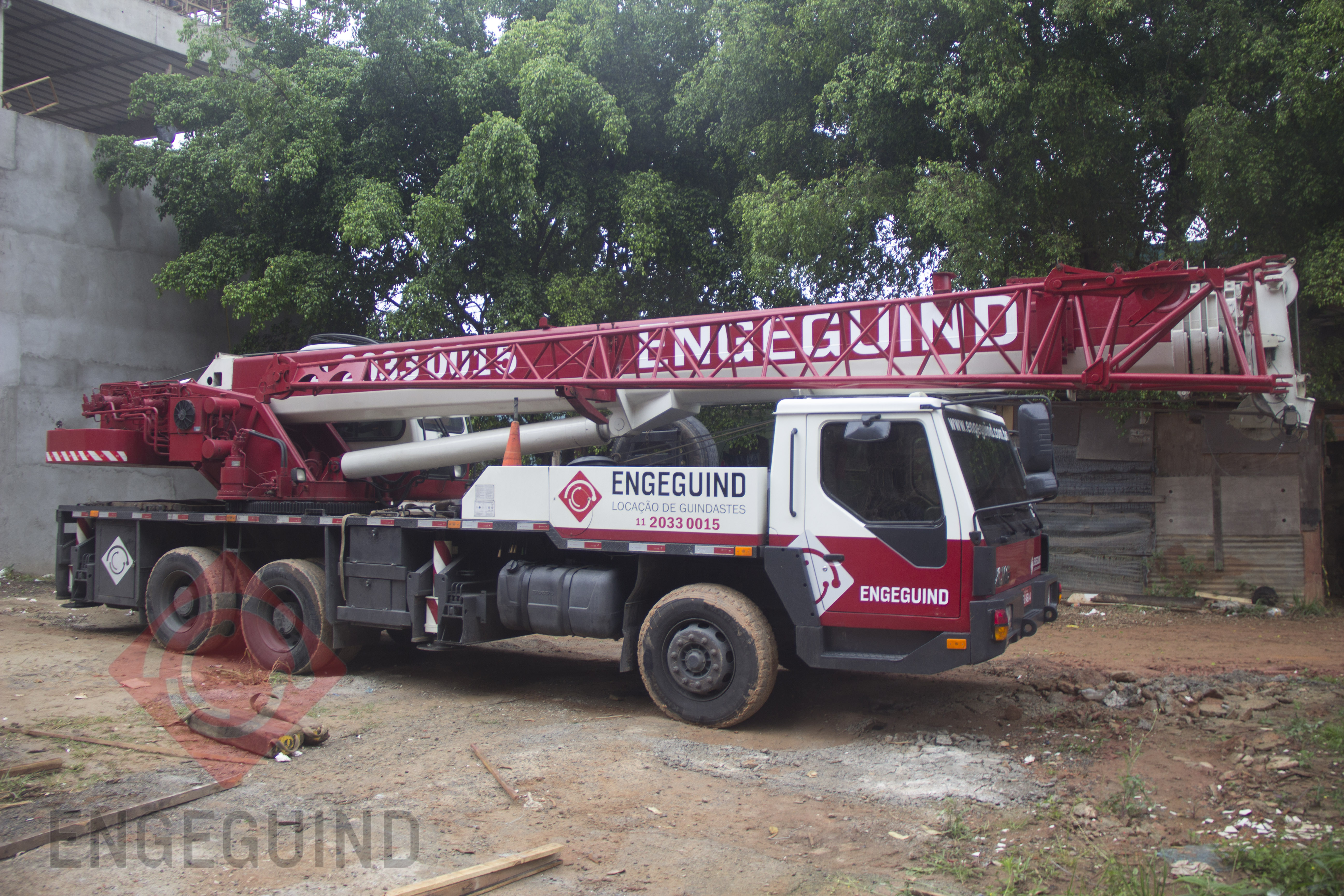 Guindaste ENG 30-40 Capacidade de 30 toneladas, Lança telescópica de 38,5 metros com jib de 8,3 metros e alcance vertical de 46,8 metros Imagem