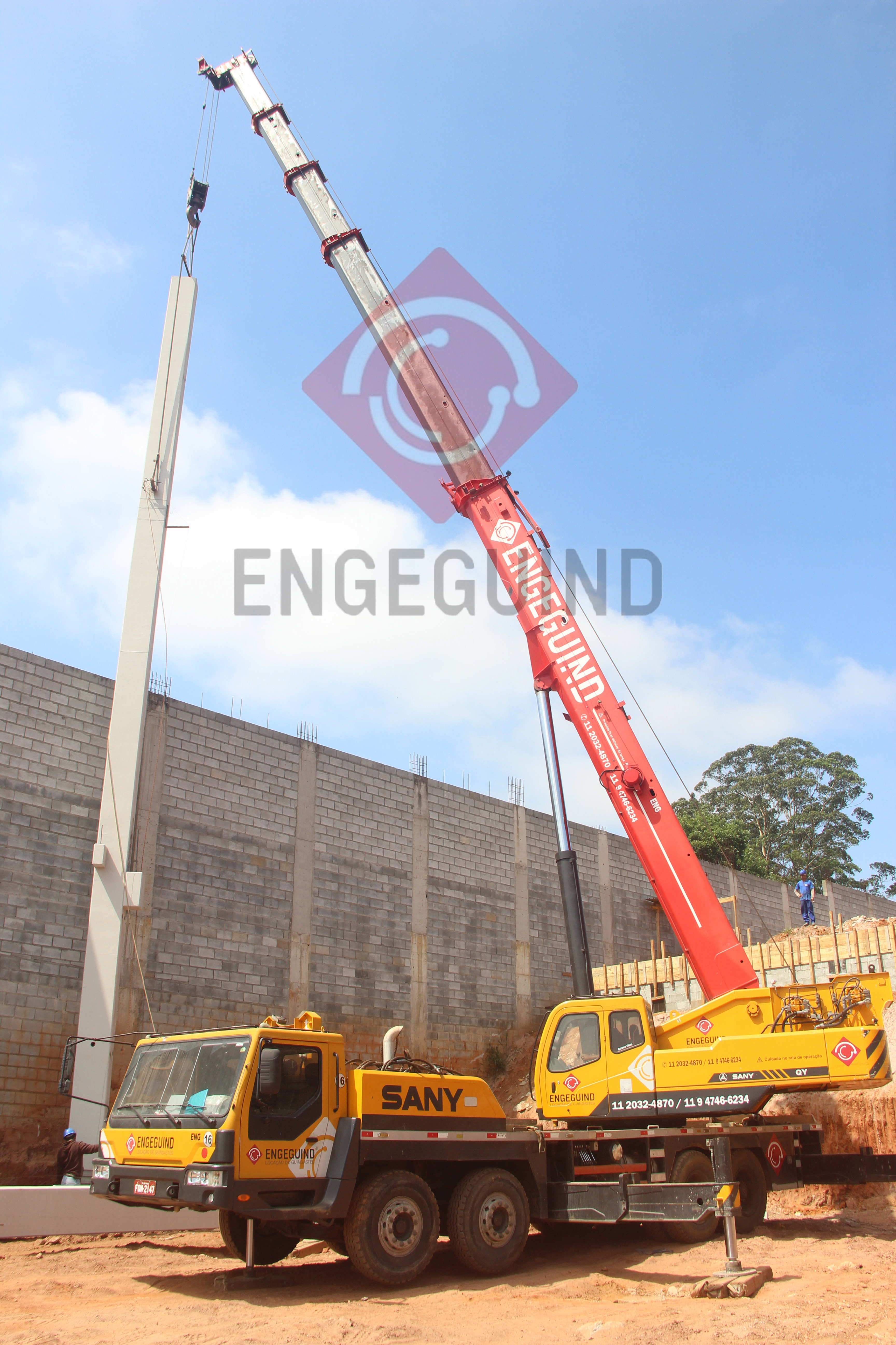 Guindaste ENG 50-50 Capacidade de 50 toneladas, Lança telescópica de 41 metros com jib de 15 metros e alcance vertical de 56 metros Imagem