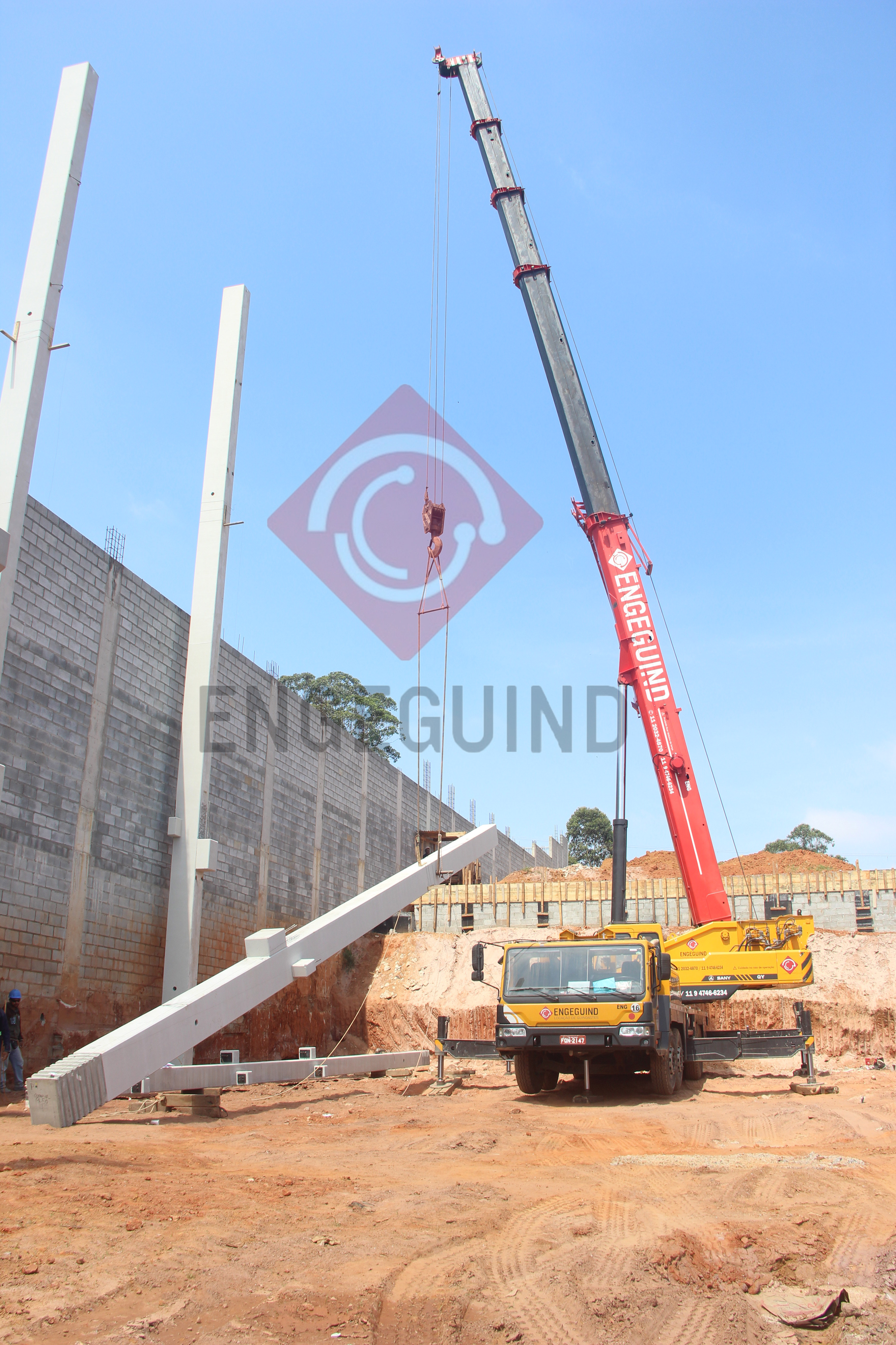 Guindaste ENG 50-50 Capacidade de 50 toneladas, Lança telescópica de 41 metros com jib de 15 metros e alcance vertical de 56 metros Imagem