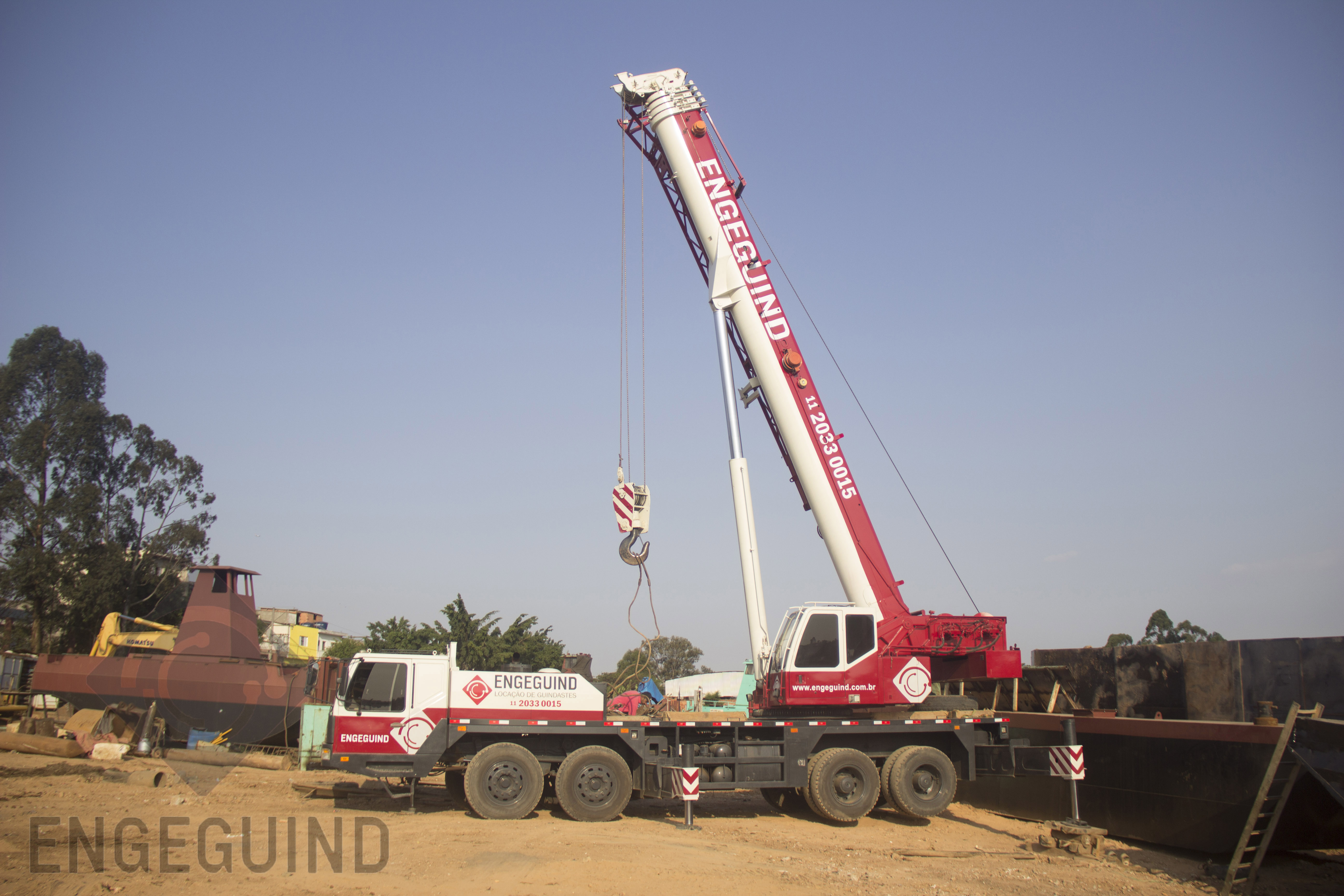 Guindaste ENG 80-80 Capacidade de 80 toneladas, Lança telescópica de 45 metros com jib de 16 metros e alcance vertical de 61 metros Imagem