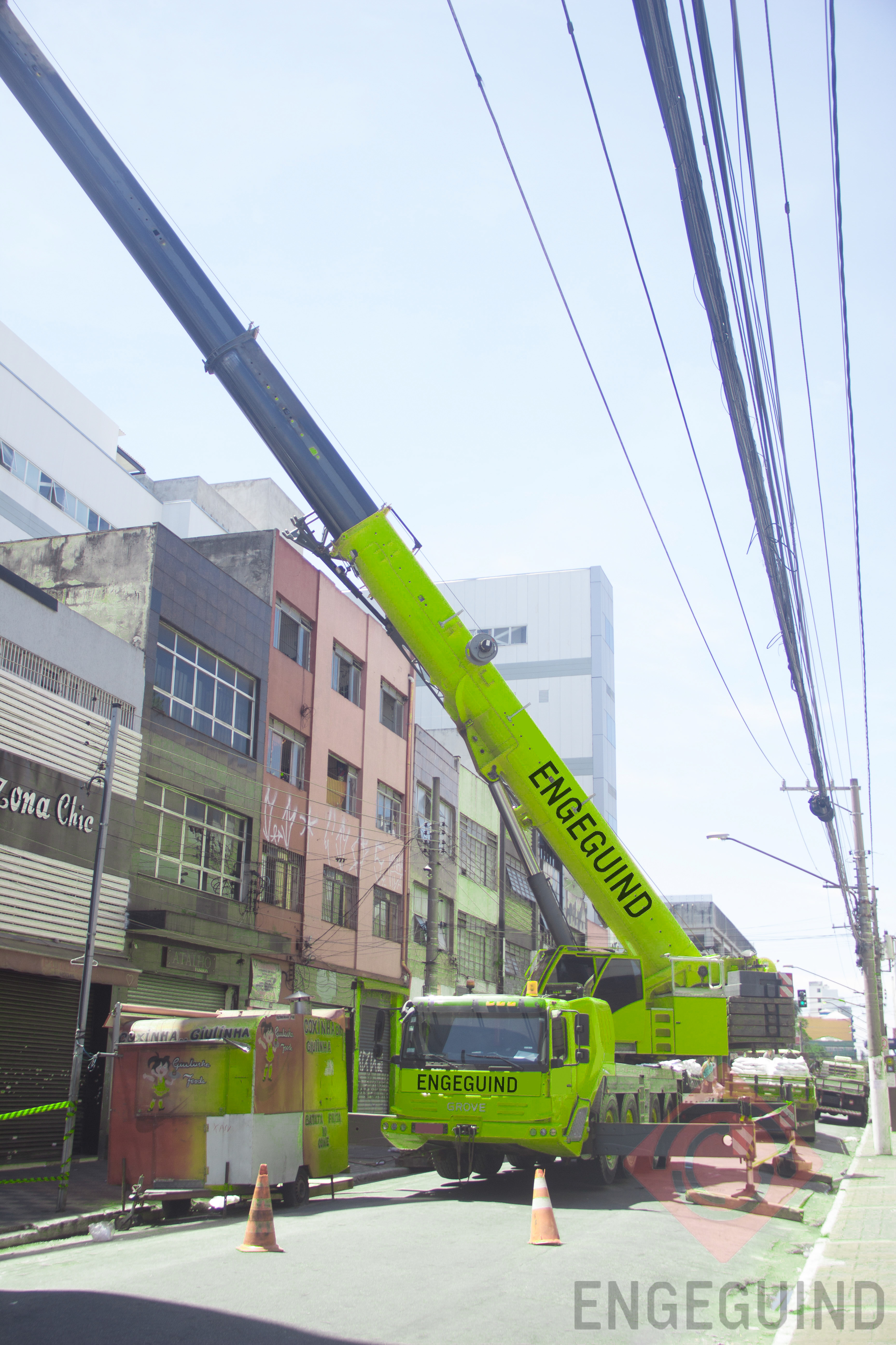 Guindaste ENG 90-90 Capacidade de 90 toneladas, Lança telescópica de 50 metros com jib de 14,3 metros e alcance vertical de 64,3 metros Imagem
