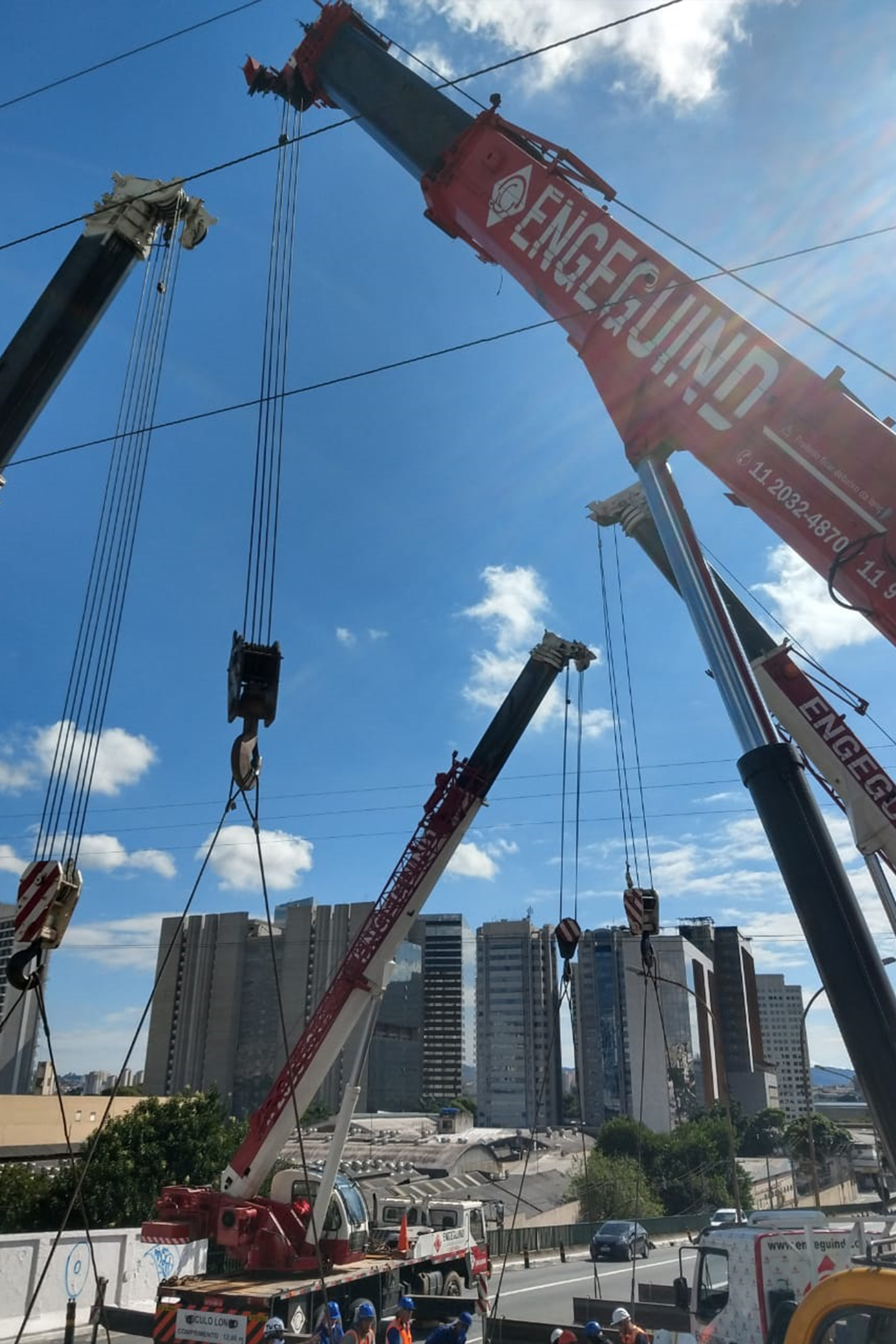 Locação de guindaste de 100 toneladas no Alto Tietê Imagem